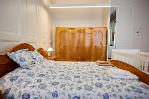 A bed or beds in a room at 1906 Citygarden