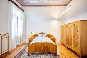 A bed or beds in a room at 1906 Citygarden