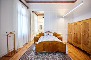A bed or beds in a room at 1906 Citygarden