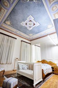A bed or beds in a room at 1906 Citygarden