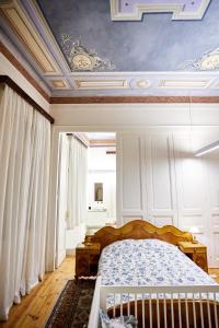 A bed or beds in a room at 1906 Citygarden