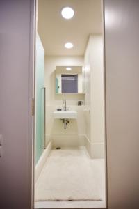 A bathroom at 1906 Citygarden