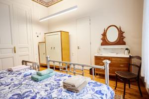 A bed or beds in a room at 1906 Citygarden