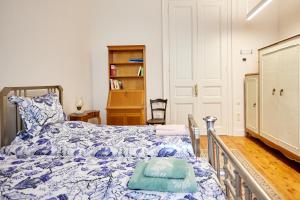 A bed or beds in a room at 1906 Citygarden