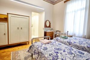 A bed or beds in a room at 1906 Citygarden