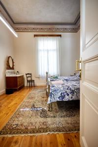 A bed or beds in a room at 1906 Citygarden