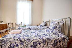 A bed or beds in a room at 1906 Citygarden