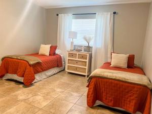 1 dormitorio con 2 camas, vestidor y ventana en Cozy 2 Bedroom home, Dade City!, en Dade City