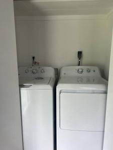una cocina con 2 electrodomésticos blancos en una habitación en Cozy 2 Bedroom home, Dade City!, en Dade City