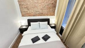 ein Schlafzimmer mit einem Bett mit zwei Kissen darauf in der Unterkunft Elegant Central park Apartment in Daugavpils