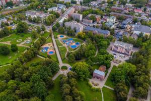 eine Luftansicht eines Parks in einer Stadt in der Unterkunft Elegant Central park Apartment in Daugavpils