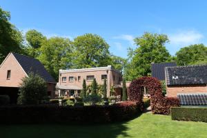 a house with a large garden in the yard at Londons Cottage in Hilversum