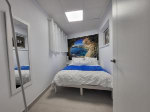 een slaapkamer met een bed en een schilderij aan de muur bij La Flor del Naranjo in Córdoba