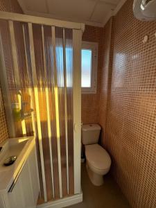 uma casa de banho com um WC e um lavatório em La Flor del Naranjo em Córdoba
