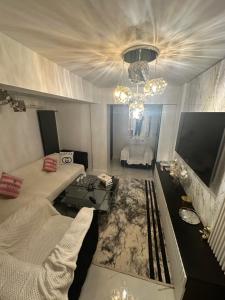 Apartament Chloe في تولسيا: غرفة معيشة مع أريكة وتلفزيون