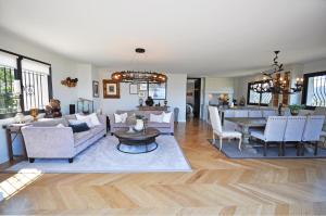 ein Wohnzimmer mit Sofas und ein Esszimmer in der Unterkunft Riviera Living in Mandelieu-la-Napoule