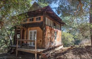 une petite maison sur une plate-forme dans les bois dans l'établissement Topanga Mountain Sanctuary +Private Trails & Creek, à Topanga