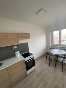 Kuchyň nebo kuchyňský kout v ubytování Apartmány Ferie