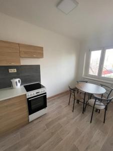 Kuchyň nebo kuchyňský kout v ubytování Apartmány Ferie