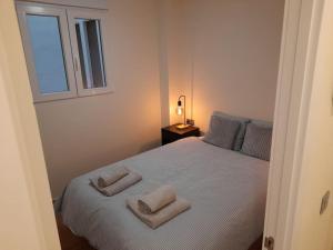 una camera con un letto con due cuscini sopra di Apartamento Playa Paseo Marítimo Almería a Almería