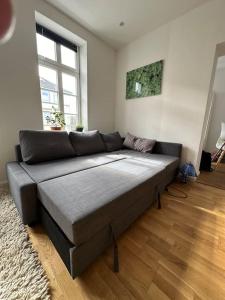una sala de estar con un sofá grande en una habitación en Wohnung in Weilburg am Schloss en Weilburg