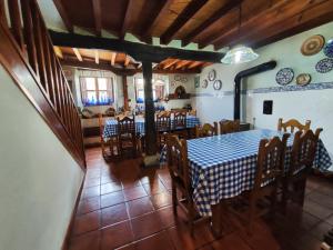 a dining room with a blue and white table and chairs at Casa Simón in Cervera de Pisuerga