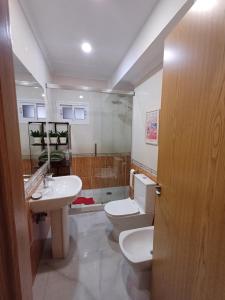 uma casa de banho com um WC e um lavatório em MATISSE em Sevilha