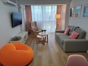 uma sala de estar com um sofá e uma televisão em MATISSE em Sevilha