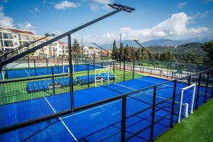 Tenis a/nebo squash v ubytování Lustica Bay Apartment - Centrale 4503 nebo okolí