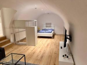 Habitación con cama y escritorio. en Especially souterrain apartment, en Heilbronn