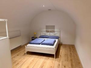 Un dormitorio con una cama con almohadas azules. en Especially souterrain apartment, en Heilbronn