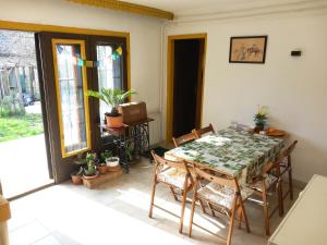 una sala da pranzo con tavolo e alcune piante di Kisfaludy Apartment House a Gárdony