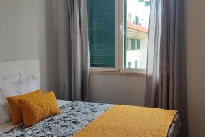 Ένα ή περισσότερα κρεβάτια σε δωμάτιο στο Comfy apt in the heart of Ponta do Sol