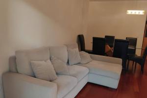 ein weißes Sofa im Wohnzimmer in der Unterkunft Comfy apt in the heart of Ponta do Sol in Ponta do Sol