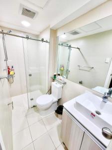 ein Bad mit einem WC, einer Dusche und einem Waschbecken in der Unterkunft Studio unit in San Fernando, The Hideaway in San Fernando