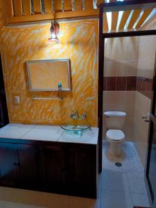 y baño con lavabo y aseo. en Posada Familiar Papantla en Papantla de Olarte