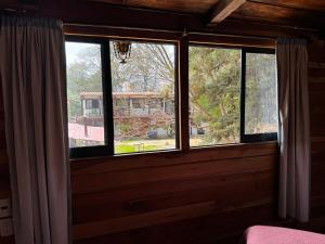 um quarto com três janelas numa casa em LA VILLA DE LA ABUELA em San Cristóbal de Las Casas