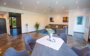 un soggiorno con tavolo e sedie blu di Bellami Ferienwohnungen a Minden Altre 30 foto