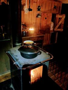 a large black pan sitting on top of an oven at Glamping-Paradies am Dengler Hof in Hohenberg an der Eger
