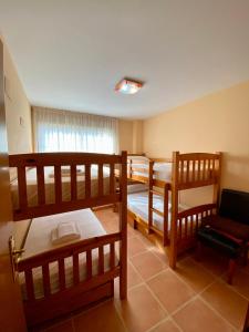 Cette chambre comprend 3 lits superposés et un canapé. dans l'établissement Río Palancia, Disfruta de una estancia en Familia, à Oropesa del Mar
