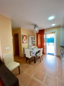 - une cuisine et une salle à manger avec une table et des chaises dans l'établissement Río Palancia, Disfruta de una estancia en Familia, à Oropesa del Mar