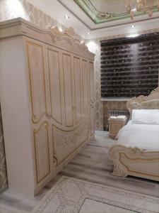 1 dormitorio con cama grande y cabecero grande en Rudakiy Apartment, en Samarkand