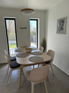 uma sala de jantar com mesa e cadeiras em Napsugár Vendégház em Zánka