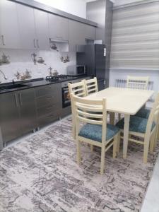 cocina con mesa y sillas en Rudakiy Apartment, en Samarkand