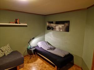 Habitación con cama y lámpara en una mesa en Rom i bufellesskap, en Sogndal