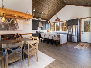 cocina y sala de estar con techo de madera en Moonlight Lodge, luxury home, Zion and Bryce, en Orderville