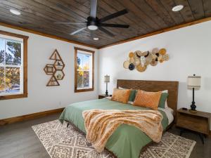 1 dormitorio con 1 cama y ventilador de techo en Moonlight Lodge, luxury home, Zion and Bryce, en Orderville
