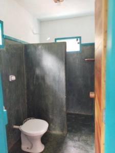 bagno con servizi igienici bianchi in una cabina di Casa do Bosque a Aiuruoca