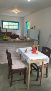 una cucina con tavolo e due sedie e tavolo e bancone di Casa do Bosque a Aiuruoca