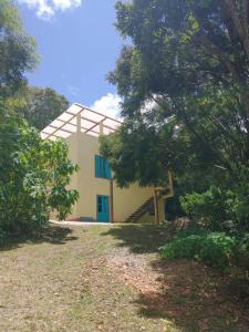 un edificio giallo con una scala di fronte di Casa do Bosque a Aiuruoca